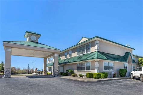 Quality inn and suites manistique mi 57 Guest rooms, free continental breakfast, remote control cable TV, whirlpool and fireplace suite, spa and exercise room, free Wi-Fi, pet friendly and bicycle rentals